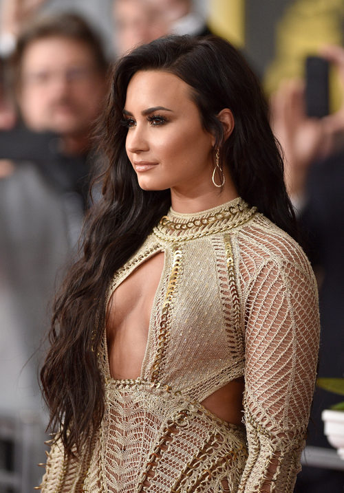 Demi Lovato con un look bronceado y la melena suelta