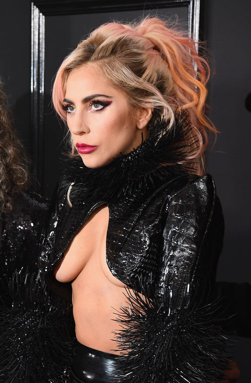Lady Gaga tiñe las puntas de su cabello de rosa y naranja
