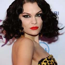 Jessie J con una melena corta y el pelo rizado