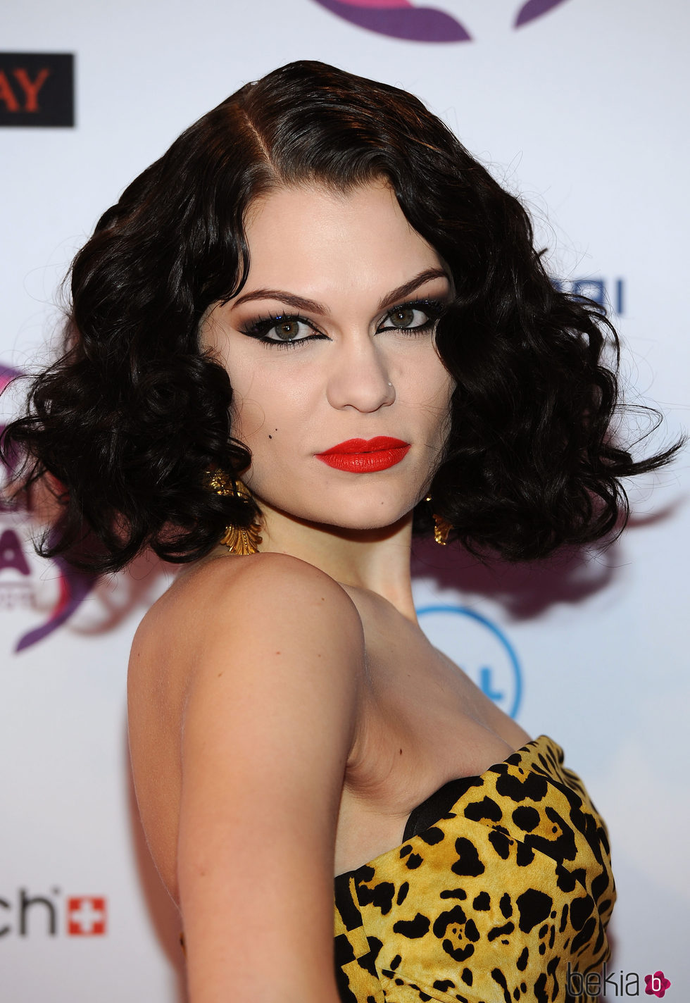 Jessie J con una melena corta y el pelo rizado