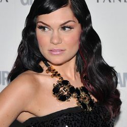 Jessie J con el cabello ondulado y de aspecto rígido