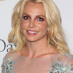 Britney Spears maquilla sus ojos de rosa