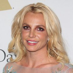 Britney Spears maquilla sus ojos de rosa