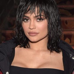 Kylie Jenner con flequillo y con efecto mojado