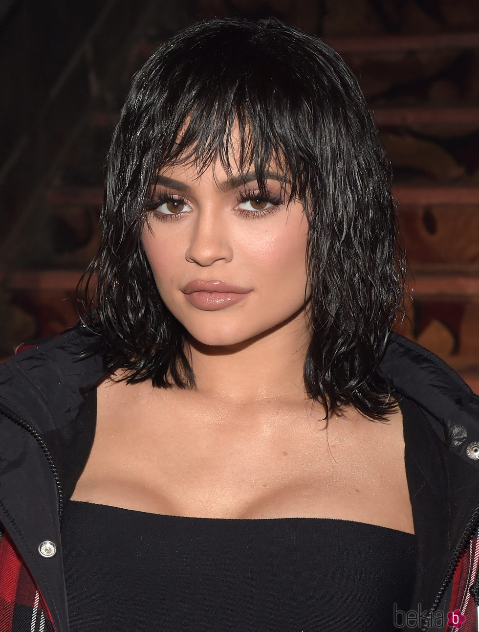 Kylie Jenner con flequillo y con efecto mojado