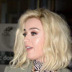 Katy Perry coloca mal su peluca
