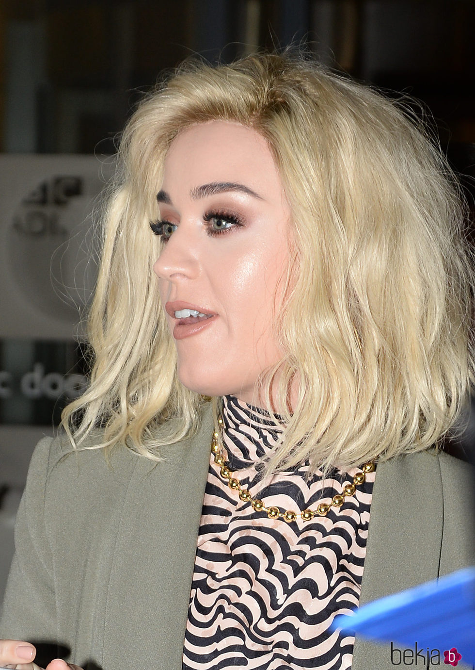 Katy Perry coloca mal su peluca