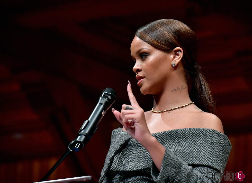 Rihanna apuesta por una coleta baja pulida