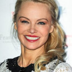 Pamela Anderson con maquillaje claro y labios rosados