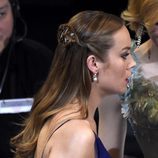 Brie Larson luce un original accesorio joya en su semirecogido