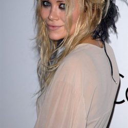 Mary-Kate Olsen con tocado de plumas