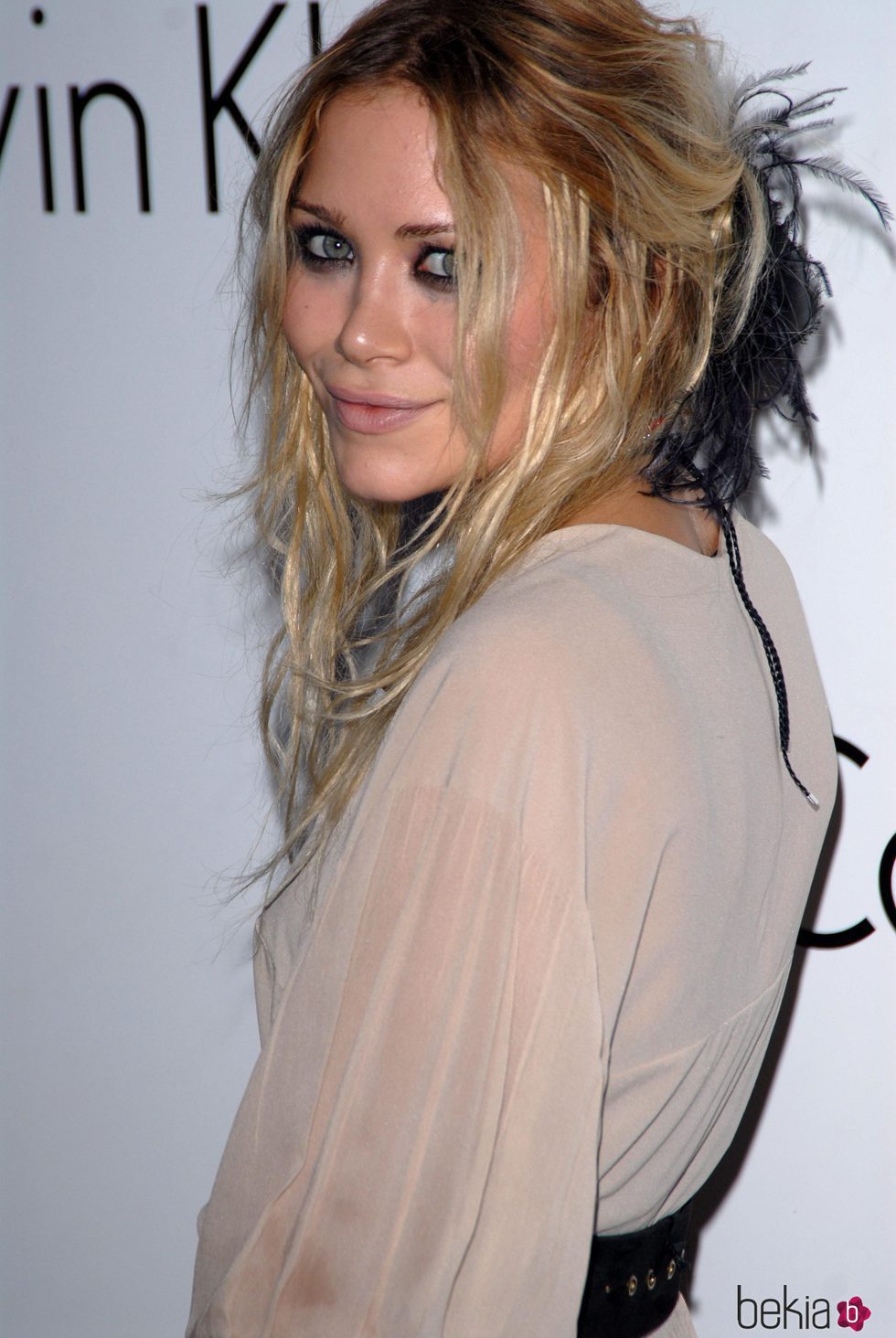 Mary-Kate Olsen con tocado de plumas