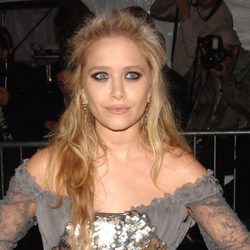 Mary-Kate Olsen luce un semirecogido con pelo ondulado
