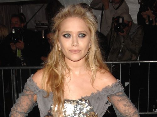 Mary-Kate Olsen luce un semirecogido con pelo ondulado