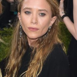 Mary-Kate Olsen con semirecogido y raya al lado