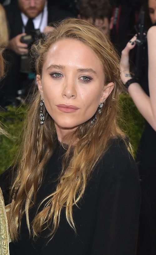 Mary-Kate Olsen con semirecogido y raya al lado