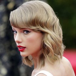 Taylor Swift con flequillo desfilado y pelo ondulado