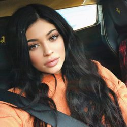 Kylie Jenner se decide por un colorete melocotón