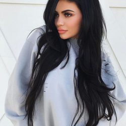 Kylie Jenner rasga su mirada con un ahumado en tonos cálidos