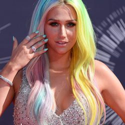 Kesha con pelo multicolor