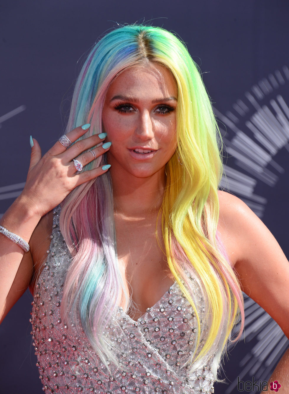 Kesha con pelo multicolor