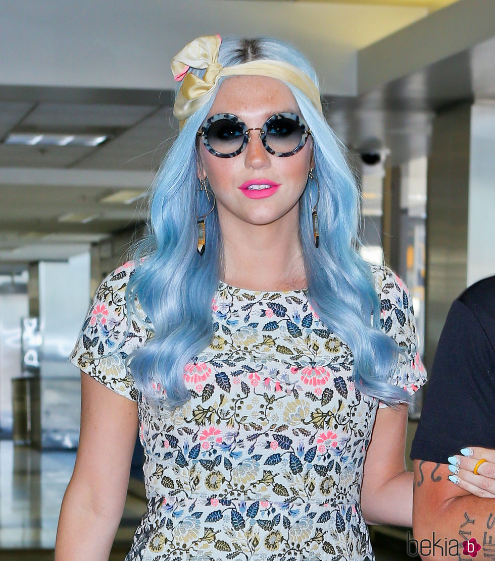 Kesha con el pelo azul