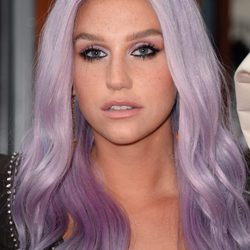 Kesha con el pelo de color lila