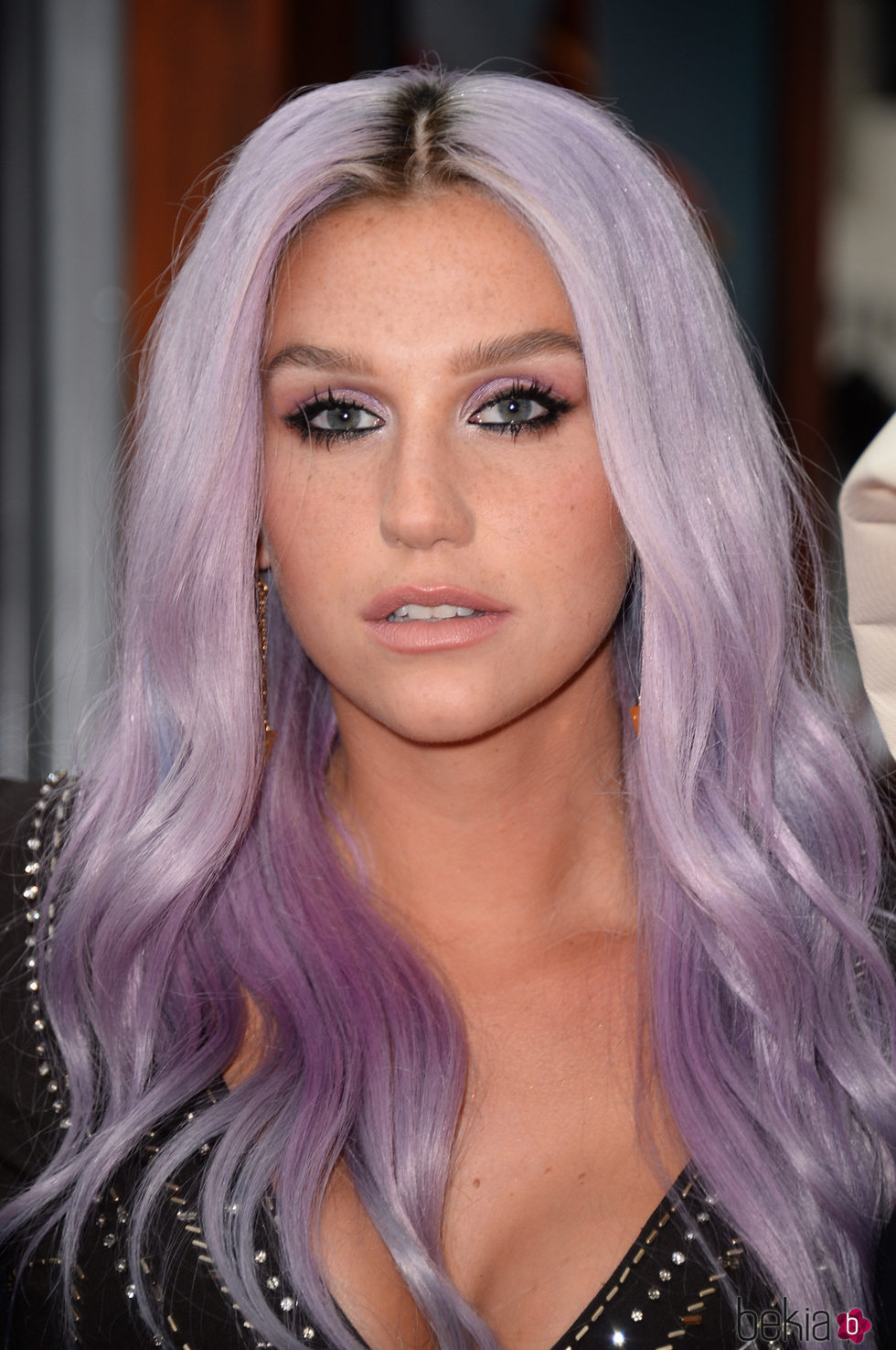 Kesha con el pelo de color lila