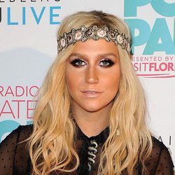 Kesha adorna su cabello con un accesorio
