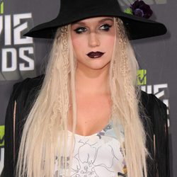 Kesha con el pelo suelto y sombrero
