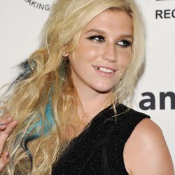 Kesha con semirecogido y mechones azules
