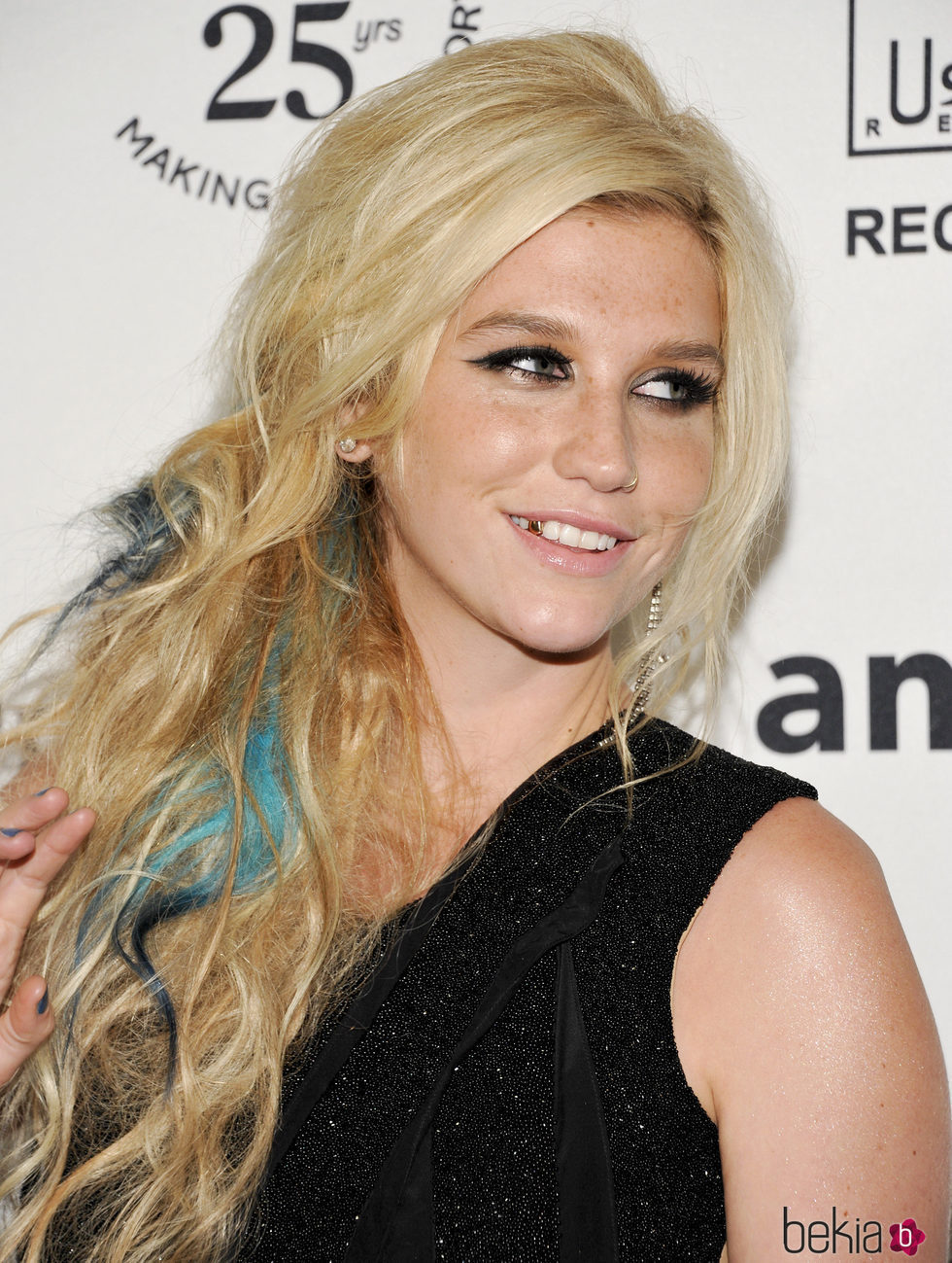 Kesha con semirecogido y mechones azules