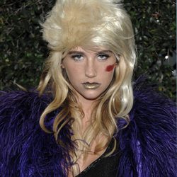 Kesha luce un extravagante peinado