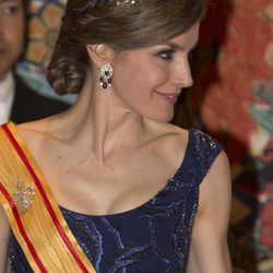 La Reina Letizia brilla con un elegante recogido adornado con una tiara