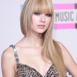 Taylor Swift con flequillo recto