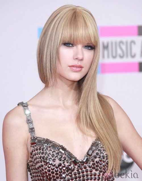 Taylor Swift con flequillo recto