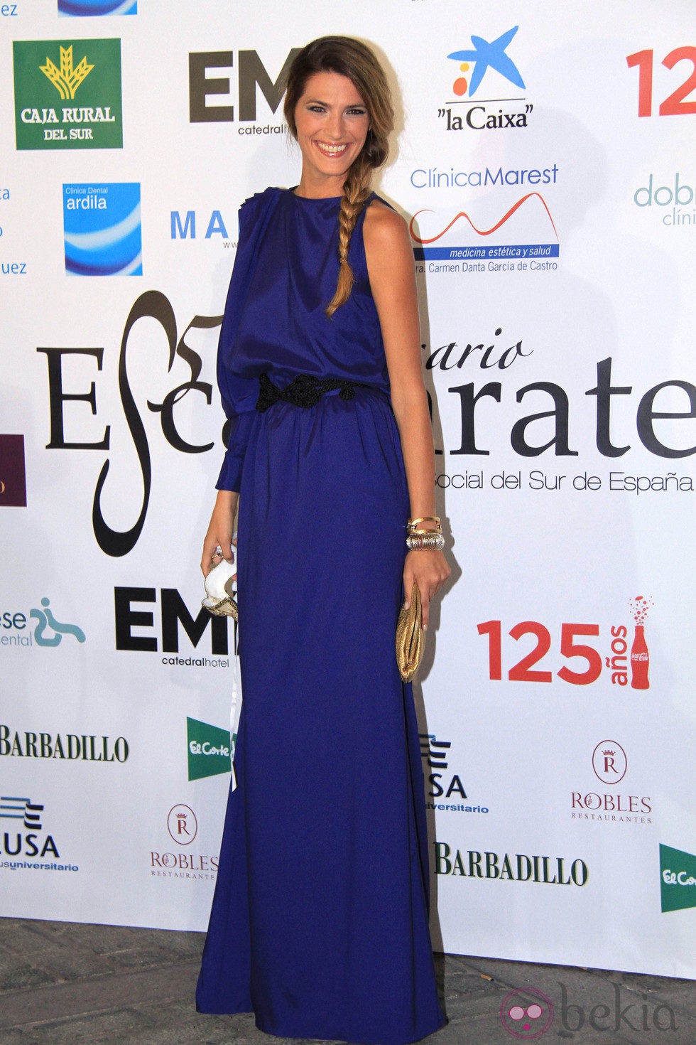 Laura Sánchez con trenza ladeada en los premios Escaparate 2011