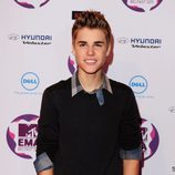 El peinado con el flequillo hacia arriba de Justin Bieber en los MTV EMA 2011