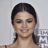 Selena Gomez aporta un toque de brillo a su labial nude