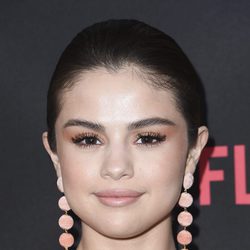 Selena Gomez apuesta por un labial con partículas de shimmer