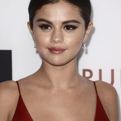 Selena Gomez apuesta por un rostro iluminado