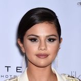 Selena Gomez da color a su rostro con polvos bronceadores