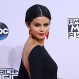 Selena Gomez apuesta por los labios rojos para dar color a sus maquillajes