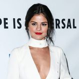 Selena Gomez luce un labial rojizo de acabado cremoso