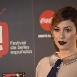 Blanca Suárez se arriesga con los labios burdeos