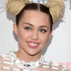 Miley Cyrus define su mirada gracias a la máscara de pestañas