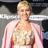 Miley Cyrus enmarca su mirada bajo unas cuidadas cejas castañas