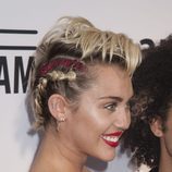 Miley Cyrus apuesta por los polvos bronceadores para esculpir su rostro