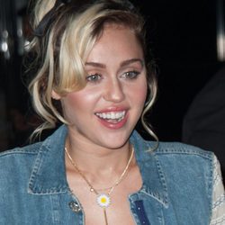 Miley Cyrus esculpe su rostro con polvos bronceadores