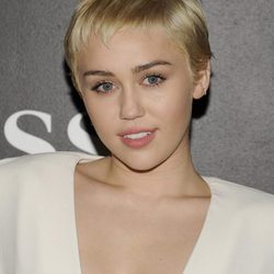 Miley Cyrus apuesta por un labial nude